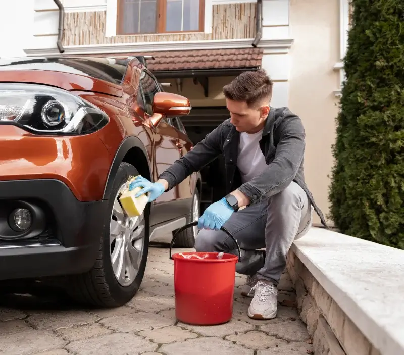 Lavage auto à domicile Montigny-les-Monts : professionnel intervenant sur un véhicule